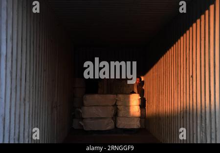 (160928) -- ÜRÜMQI, 28. September 2016 -- Ein Arbeiter transportiert Güter in einem Zug am Alataw Pass in der nordwestchinesischen Autonomen Region Xinjiang Uygur, 27. Juli 2016. Chinas westlichste autonome Region Xinjiang Uygur wird nach der Einführung des Seidenstraßenwirtschaftsgürtels besser mit der internationalen Gemeinschaft verbunden. Das Handelsvolumen am Alataw Pass, dem größten Landhafen der Region an der kasachischen Grenze, erreichte 2014 25 Millionen Tonnen, nach einem durchschnittlichen jährlichen Wachstum von 27 Prozent seit 1991. ) (Zkr) CHINA-XINJIANG-ALATAW PASS(CN) ZhuxXiang PUBLICATIONxNOTxINxCHN Ürümqi Sept Stockfoto