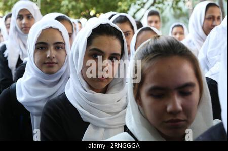 (160928) -- KABUL, 28. September 2016 -- afghanische Mädchen-Studenten bereiten sich auf ihren Unterricht an der Surya High School in Kabul, Afghanistan, am 28. September 2016 vor. )(yk) AFGHANISTAN-KABUL-MÄDCHENSCHULE RahmatxAlizadah PUBLICATIONxNOTxINxCHN KABUL Sept 28 2016 afghanische Mädchenschüler bereiten sich auf ihren Unterricht AN DER Surya High School in Kabul Afghanistan AM Sept 28 2016 vor YK Afghanistan Kabul Mädchenschule RahmatxAlizadah PUBLICATIONxNOTxINxCHN Stockfoto