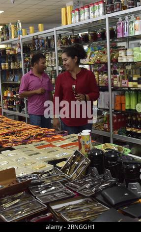 (160928) -- ÜRÜMQI, 28. September 2016 -- Menschen machen Shopping auf einem Markt in der Stadt Alataw Pass, Nordwestchina Xinjiang Uygur Autonomous Region, 28. Juli 2016. Chinas westlichste autonome Region Xinjiang Uygur wird nach der Einführung des Seidenstraßenwirtschaftsgürtels besser mit der internationalen Gemeinschaft verbunden. Das Handelsvolumen am Alataw Pass, dem größten Landhafen der Region an der kasachischen Grenze, erreichte 2014 25 Millionen Tonnen, nach einem durchschnittlichen jährlichen Wachstum von 27 Prozent seit 1991. ) (Zkr) CHINA-XINJIANG-ALATAW PASS(CN) ZhaoxGe PUBLICATIONxNOTxINxCHN Urumqi September 28 20 Stockfoto