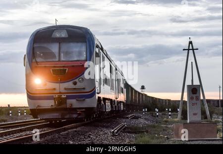 (160928) -- URUMQI, 28. September 2016 -- Ein Zug aus Kasachstan fährt in Richtung Alataw Pass in der nordwestchinesischen Autonomen Region Xinjiang Uygur, 28. Juli 2016. Chinas westlichste autonome Region Xinjiang Uygur wird nach der Einführung des Seidenstraßenwirtschaftsgürtels besser mit der internationalen Gemeinschaft verbunden. Das Handelsvolumen am Alataw Pass, dem größten Landhafen der Region an der kasachischen Grenze, erreichte 2014 25 Millionen Tonnen, nach einem durchschnittlichen jährlichen Wachstum von 27 Prozent seit 1991. ) (Zkr) CHINA-XINJIANG-ALATAW PASS(CN) ZhaoxGe PUBLICATIONxNOTxINxCHN Ürümqi Sep Stockfoto