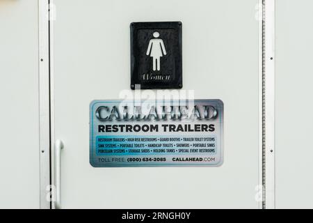 Brooklyn, NY - 30. August 2023: Callahead-Toiletten-Trailer melden sich am Brooklyn Crusie Terminal auf einer tragbaren Toilette an. Stockfoto