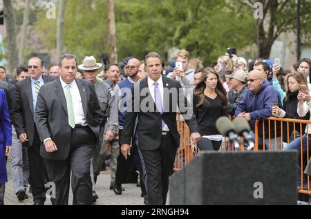 (160929) -- NEW JERSEY, 29. September 2016 -- New Yorker Gouverneur Andrew Cuomo (2. L, Front) und New Jersey Gouverneur Chris Christie (1. L, Front) nahmen am 29. September 2016 an einer Pressekonferenz in der Nähe des Hoboken-Bahnhofs in New Jersey, USA, Teil. Eine Person wurde bestätigt, getötet und 108 andere verletzt, nachdem ein Transitzug während der morgendlichen Hauptverkehrsstunde am Donnerstag in New Jersey in den Bahnhof Hoboken gestürzt war. US-NEW JERSEY-ZUG CRASH-PRESS-KONFERENZ WangxYing PUBLICATIONxNOTxINxCHN New JERSEY September 29 2016 New Yorker Gouverneur Andrew Cuomo 2. L Front und New Jersey Gouverneur Chris Christie 1. L Front Stockfoto
