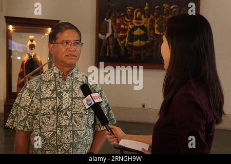 Honolulu, USA. September 2023. James Kunane Tokioka (L), Direktor des Department of Business, Economic Development and Tourism (DBEDT) von Hawaii, spricht während eines Interviews mit Xinhua in Honolulu, Hawaii, USA, am 25. August 2023. Die katastrophalen Waldbrände auf Hawaiis Insel Maui waren ein großer Schlag für die lokale Tourismusbranche, sagte Tokioka. Quelle: Zeng Hui/Xinhua/Alamy Live News Stockfoto