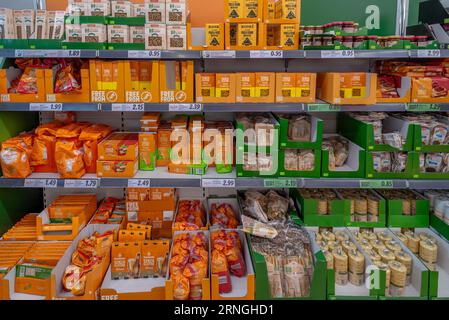 Italien - 14. August 2023: Pasta und Brot und andere glutenfreie Produkte in Packungen verschiedener Marken in den Regalen eines italienischen Supermarktes Stockfoto