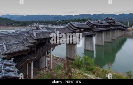CHONGQING, 29. September 2016 -- Luftaufnahme vom 29. September 2016 zeigt eine überdachte Brücke über den Apeng-Fluss im südwestchinesischen Chongqing. Die früheren Holzbauten, die die Brücke bedeckten, wurden 2013 durch einen Brand zerstört, und die Brücke wurde ein Jahr später nach dem Wiederaufbau wieder eröffnet. (Ry) CHINA-CHONGQING-COVERED BRIDGE (CN) LiuxChan PUBLICATIONxNOTxINxCHN Chongqing Sept 29 2016 Luftaufnahme VOM September 29 2016 zeigt eine COVERED Bridge über den Apeng River in Südwestchina S Chongqing diese früheren Holzgebäude, die die Brücke bedeckten, wurden 2013 durch einen Brand zerstört und die Brücke r Stockfoto