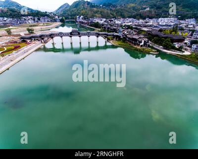 CHONGQING, 29. September 2016 -- Luftaufnahme vom 29. September 2016 zeigt eine überdachte Brücke über den Apeng-Fluss im südwestchinesischen Chongqing. Die früheren Holzbauten, die die Brücke bedeckten, wurden 2013 durch einen Brand zerstört, und die Brücke wurde ein Jahr später nach dem Wiederaufbau wieder eröffnet. (Ry) CHINA-CHONGQING-COVERED BRIDGE (CN) LiuxChan PUBLICATIONxNOTxINxCHN Chongqing Sept 29 2016 Luftaufnahme VOM September 29 2016 zeigt eine COVERED Bridge über den Apeng River in Südwestchina S Chongqing diese früheren Holzgebäude, die die Brücke bedeckten, wurden 2013 durch einen Brand zerstört und die Brücke r Stockfoto