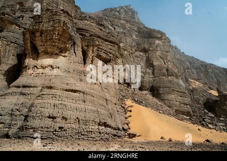 Blick in die Sahara Wüste von Tadrart rouge tassili najer in Djanet City, Algerien. Farbenfroher oranger Sand, felsige Berge Stockfoto