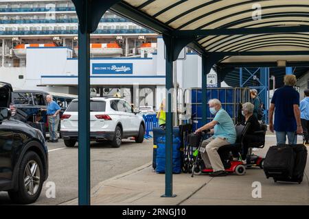 Brooklyn, NY - 30. August 2023: Senioren steigen von einem Kreuzfahrtschiff aus und finden den Transport nach Hause am Brooklyn Cruise Terminal. Stockfoto