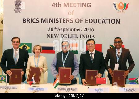 NEW DELHI, Chinas Vize-Bildungsminister Hao Ping (2. R) und andere Delegationen der BRICS-Mitglieder zeigen die New Delhi Declaration on Education in New Delhi, Indien, vom 30. September 2016. Das 4. Treffen der BRICS-Bildungsminister fand hier am Freitag statt, um die Zusammenarbeit im Bildungsbereich und den Austausch zwischen den fünf Ländern vor dem bevorstehenden Treffen der BRICS-Staats- und Regierungschefs im Oktober zu fördern. ) (lrz) INDIEN-NEU-DELHI-4. TAGUNG DER BRICS-BILDUNGSMINISTER BaixChun PUBLICATIONxNOTxINxCHN Neu-Delhi China S Vize-Bildungsminister Hao Ping 2 Stockfoto