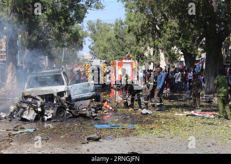 Bilder des Tages (161001) -- MOGADISHU, 1. Oktober 2016 -- Feuerwehrleute arbeiten am 1. Oktober 2016 an einem Explosionsort in Mogadishu, Somalia. Mindestens vier Menschen wurden getötet und mehrere andere verletzt, als eine Explosion am Samstag ein Restaurant in der somalischen Hauptstadt Mogadishu traf, sagte die Polizei. SOMALIA-MOGADISHU-RESTAURANT BLAST FaisalxIsse PUBLICATIONxNOTxINxCHN Images der Tag Mogadishu OKT 1 2016 Feuerwehrleute arbeiten AN DER Explosionsstelle in Mogadishu Somalia AM 1. Oktober 2016 wurden mindestens vier Prominente GETÖTET und mehrere andere verletzt, als sie ein Restaurant in der somalischen Hauptstadt Mogadishu bombardierten Stockfoto