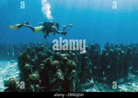 (161001) -- CANCUN, 30. September 2016 -- Ein touristischer Tauchgang zum Besuch des Underwater Art Museum (MUSA) in der Resortstadt Cancun, Quintana Roo State, Mexiko am 30. September 2016. MUSA wird in den Gewässern der mexikanischen Karibik geschaffen und gilt als das größte Unterwassermuseum zeitgenössischer Kunst der Welt. Mauricio Collado) (jg) (vf) MEXIKO-CANCUN-UNTERWASSER-KUNSTMUSEUM e MauricioxCollado PUBLICATIONxNOTxINxCHN CANCUN Sept 30 2016 ein touristischer Tauchgang zum Besuch des UNTERWASSER-Kunstmuseums Musa im Resort City of Cancun Quintana Roo State Mexico AM 30 2016. September WIRD Musa in den Gewässern der MEXICA geschaffen Stockfoto