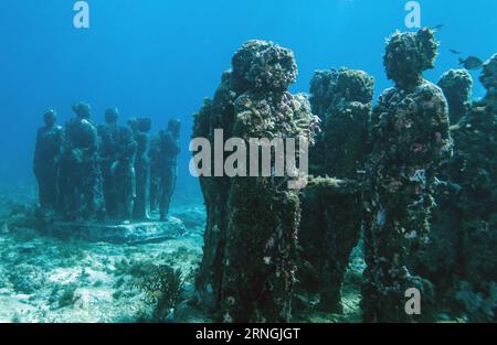 (161001) -- CANCUN, 30. September 2016 -- Foto aufgenommen am 30. September 2016 zeigt die Skulpturen, die im Underwater Art Museum (MUSA) in Cancun, Quintana Roo, Mexiko, ausgestellt sind. MUSA wird in den Gewässern der mexikanischen Karibik geschaffen und gilt als das größte Unterwassermuseum zeitgenössischer Kunst der Welt. Mauricio Collado) (jg) (vf) MEXIKO-CANCUN-UNTERWASSERMUSEUM und MauricioxCollado PUBLICATIONxNOTxINxCHN Cancun September 30 2016 Foto aufgenommen AM 30 2016. September zeigt die Skulpturen, die im UNTERWASSERMUSEUM Musa in der Resortstadt Cancun Quintana Roo State Mexi ausgestellt sind Stockfoto