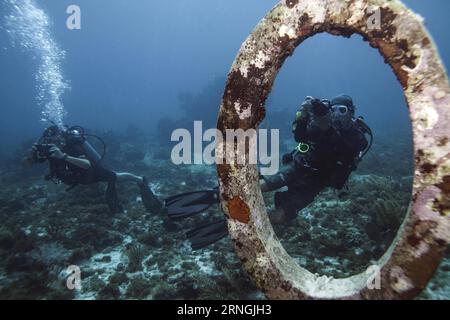 (161001) -- CANCUN, 30. September 2016 -- Touristen tauchen am 30. September 2016 in das Underwater Art Museum (MUSA) in Cancun, Quintana Roo, Mexiko, ein. MUSA wird in den Gewässern der mexikanischen Karibik geschaffen und gilt als das größte Unterwassermuseum zeitgenössischer Kunst der Welt. Mauricio Collado) (jg) (vf) MEXIKO-CANCUN-UNTERWASSER KUNST MUSEUM e MauricioxCollado PUBLICATIONxNOTxINxCHN Cancun Sept 30 2016 Touristen Tauchen Sie zum Besuch des UNTERWASSER Kunst Museum Musa in der Resort Stadt Cancun Quintana Roo Staat Mexiko AM 30 2016. September Musa WIRD in den Gewässern der MEXIKANISCHEN CA geschaffen Stockfoto