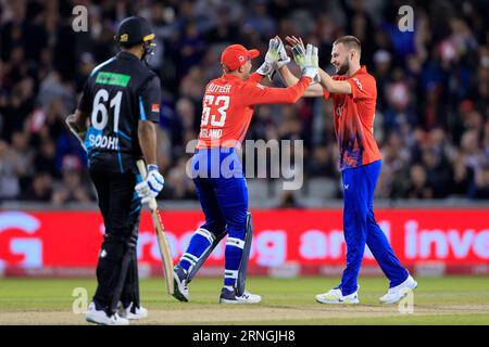 Gus Atkinson #37 of England feiert den Sieg über Tim Southee #38 of New Zealand beim zweiten Vitality T20 International Match England vs New Zealand in Old Trafford, Manchester, Großbritannien, 1. September 2023 (Foto: Conor Molloy/News Images) Stockfoto