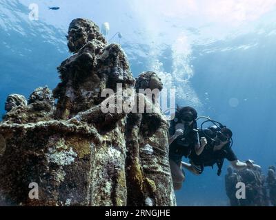 (161001) -- CANCUN, 30. September 2016 -- Touristen tauchen am 30. September 2016 in das Underwater Art Museum (MUSA) in Cancun, Quintana Roo, Mexiko, ein. MUSA wird in den Gewässern der mexikanischen Karibik geschaffen und gilt als das größte Unterwassermuseum zeitgenössischer Kunst der Welt. Mauricio Collado) (jg) (vf) MEXIKO-CANCUN-UNTERWASSER KUNST MUSEUM e MauricioxCollado PUBLICATIONxNOTxINxCHN Cancun Sept 30 2016 Touristen Tauchen Sie zum Besuch des UNTERWASSER Kunst Museum Musa in der Resort Stadt Cancun Quintana Roo Staat Mexiko AM 30 2016. September Musa WIRD in den Gewässern der MEXIKANISCHEN CA geschaffen Stockfoto