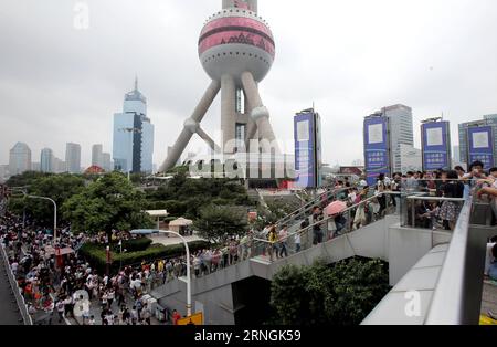 (161003) -- SHANGHAI, 3. Oktober 2016 -- Touristen werden in der Nähe des Oriental Pearl Radio and TV Tower im ostchinesischen Shanghai, 3. Oktober 2016, dem dritten Tag der chinesischen Nationalfeiertage, gesehen.) (Zyd) CHINA-SHANGHAI-TOURISMUS (CN) LiuxYing PUBLICATIONxNOTxINxCHN Shanghai OCT 3 2016 Touristen sind Seen in der Nähe des Oriental Pearl Radio und TV Tower in Ostchina S Shanghai OCT 3 2016 der dritte Tag der chinesischen Nationalfeiertage ZYD China Shanghai Tourismus CN LiuxYing PUBLICATIONxNOTxINxCHN Stockfoto