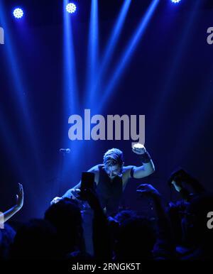 (161003) -- HEIDELBERG (DEUTSCHLAND), 2. Oktober 2016 -- Hamed Sinno, Leadsänger der libanesischen fünfköpfigen Alternative Rock Band Mashrou Leila, tritt während des 18. Internationalen Genießen Jazz Festivals in Heidelberg, 2. Oktober 2016 auf. Das International Enjoy Jazz Festival, das am Sonntag in Heidelberg eröffnet wurde, dauert bis zum 11. November. ) (Sxk) GERMANY-HEIDELBERG-MUSIC FESTIVAL-ROCK BAND LuoxHuanhuan PUBLICATIONxNOTxINxCHN Heidelberg Germany OCT 2 2016 Hamed Lead Sänger von Leila Libanese fünf Mitglieder Alternative Rock Tie tritt während des 18. Internationalen Enjoy Jazz Festivals in Heidelberg Ger auf Stockfoto