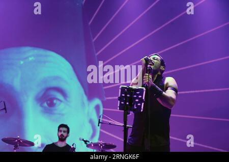 (161003) -- HEIDELBERG (DEUTSCHLAND), 2. Oktober 2016 -- Hamed Sinno (R), Leadsänger der libanesischen fünfköpfigen Alternative Rock Band Mashrou Leila, tritt während des 18. Internationalen Enjoy Jazz Festivals in Heidelberg, 2. Oktober 2016 auf. Das International Enjoy Jazz Festival, das am Sonntag in Heidelberg eröffnet wurde, dauert bis zum 11. November. ) (Sxk) GERMANY-HEIDELBERG-MUSIC FESTIVAL-ROCK BAND LuoxHuanhuan PUBLICATIONxNOTxINxCHN Heidelberg Germany OCT 2 2016 Hamed r Lead Sänger von Leila Libanese fünf Mitglieder Alternative Rock Tie tritt während des 18. Internationalen Enjoy Jazz Festivals in Heidelbe auf Stockfoto