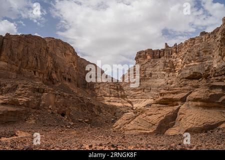 Blick in die Sahara Wüste von Tadrart rouge tassili najer in Djanet City, Algerien. Farbenfroher oranger Sand, felsige Berge Stockfoto