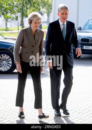 (161003) -- BIRMINGHAM, 3. Oktober 2016 () -- die britische Premierministerin Theresa May (L) und der Schatzkanzler Philip Hammond besuchen eine Baustelle, auf der am zweiten Tag der Konservativen Parteikonferenz in Birmingham, England, am 3. Oktober 2016 neue HSBC-Büros errichtet werden. () GROSSBRITANNIEN-BIRMINGHAM-KONSERVATIVE PARTEI KONFERENZTAG ZWEI Xinhua PUBLICATIONxNOTxINxCHN Birmingham OCT 3 2016 die britische Premierministerin Theresa May l und der Schatzkanzler Philip Hammond besuchen eine Baustelle, auf der AM zweiten Tag der Konservativen Partei neue HSBC-Büros gebaut werden Stockfoto