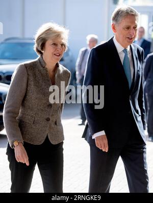 (161003) -- BIRMINGHAM, 3. Oktober 2016 () -- die britische Premierministerin Theresa May (L) und der Schatzkanzler Philip Hammond besuchen eine Baustelle, auf der am zweiten Tag der Konservativen Parteikonferenz in Birmingham, England, am 3. Oktober 2016 neue HSBC-Büros errichtet werden. () GROSSBRITANNIEN-BIRMINGHAM-KONSERVATIVE PARTEI KONFERENZTAG ZWEI Xinhua PUBLICATIONxNOTxINxCHN Birmingham OCT 3 2016 die britische Premierministerin Theresa May l und der Schatzkanzler Philip Hammond besuchen eine Baustelle, auf der AM zweiten Tag der Konservativen Partei neue HSBC-Büros gebaut werden Stockfoto