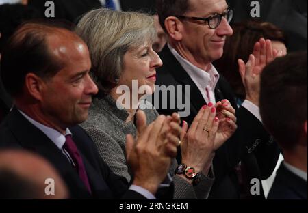 (161003) -- BIRMINGHAM, 3. Oktober 2016 () -- die britische Premierministerin Theresa May (C) sieht dem Schatzkanzler Philip Hammond zu, der seine Rede am zweiten Tag der Konservativen Partei-Konferenz in Birmingham, England, am 3. Oktober 2016 hält. () GROSSBRITANNIEN-BIRMINGHAM-KONSERVATIVE PARTEI KONFERENZTAG ZWEI Xinhua PUBLICATIONxNOTxINxCHN Birmingham OCT 3 2016 britische Premierministerin Theresa May C beobachtet den Schatzkanzler Philip Hammond, DER seine Rede AM zweiten Tag der Konservativen Partei Konferenz in Birmingham England AM 3. Oktober 2016 hielt Stockfoto