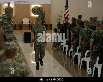 (161004) -- TAGUIG CITY, 4. Oktober 2016 -- Kommandant des philippinischen Marine Corps General Andre Costales Jr. nimmt an der Eröffnungszeremonie der jährlichen philippinischen Amphibienlandung in Taguig City, Philippinen, 4. Oktober 2016 Teil. US-amerikanische und philippinische Marinesoldaten und Seeleute starteten am Dienstag, was ihre letzten gemeinsamen militärischen Übungen auf der philippinischen Hauptinsel Luzon und Palawan sein könnte. )(dtf) PHILIPPINEN-TAGUIG STADT-USA-GEMEINSAME MILITÄRISCHE ÜBUNG-ERÖFFNUNGSZEREMONIE RouellexUmali PUBLICATIONxNOTxINxCHN Taguig City OCT 4 2016 Kommandant des philippinischen Marinekorps Maj General André Cost Stockfoto