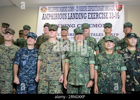 (161004) -- TAGUIG CITY, 4. Oktober 2016 -- US Marine Corps Brigadegeneral John Jansen (3. L, Front) und Kommandant des philippinischen Marine Corps General Andre Costales Jr. (3. R, Front) stehen bei der Eröffnungszeremonie der jährlichen Philippinen Amphibienlandung in Taguig City, Philippinen, 4. Oktober 2016, mit anderen Armeeoffizieren zusammen. US-amerikanische und philippinische Marinesoldaten und Seeleute starteten am Dienstag, was ihre letzten gemeinsamen militärischen Übungen auf der philippinischen Hauptinsel Luzon und Palawan sein könnte. )(DTF) PHILIPPINEN-TAGUIG STADT-USA-GEMEINSAME MILITÄRISCHE ÜBUNG-ERÖFFNUNGSZEREMONIE RO Stockfoto