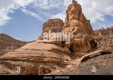 Blick in die Sahara Wüste von Tadrart rouge tassili najer in Djanet City, Algerien. Farbenfroher oranger Sand, felsige Berge Stockfoto