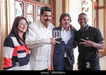 Themen der Woche der venezolanische Präsident Nicolas Maduro (2. L) posiert für Fotos mit den US-Schauspielern Lukas Haas (2. R) und Jamie Foxx (1. R) im Präsidentenpalast von Miraflores in Caracas, Hauptstadt Venezuelas, 4. Oktober 2016. ) (ma) (da)(zhf) VENEZUELA-CARACAS-MADURO-US-SCHAUSPIELER BorisxVergara PUBLICATIONxNOTxINxCHN Themen die Woche der venezolanische Präsident Nicolas 2016 Maduro 2nd l posiert für Fotos mit den US-Schauspielern Lukas Haas 2nd r und Jamie Foxx 1st r IM Präsidentenpalast von Miraflores in Caracas 4, Venezuela, USA, USA, USA, USA, USA, USA Darsteller BorisxVergara PUBLICATIONxNOTxI Stockfoto