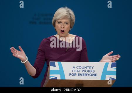 (161005) -- BIRMINGHAM, 5. Oktober 2016 -- die britische Premierministerin Theresa May hält eine Rede am letzten Tag der Konservativen Parteikonferenz in Birmingham, Großbritannien, am 5. Oktober 2016. Die britische Premierministerin Theresa May schloss am Mittwoch die Jahreskonferenz der Konservativen in Birmingham und sagte, dass ihre Partei den Mittelpunkt der Politik einnehmen soll. GROSSBRITANNIEN-BIRMINGHAM-KONSERVATIVE PARTEIKONFERENZ-FAZIT HanxYan PUBLICATIONxNOTxINxCHN Birmingham OCT 5 2016 die britische Premierministerin Theresa May hält AM letzten Tag der Konservativen Parteikonferenz in Birmingham eine Rede Stockfoto