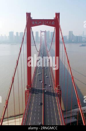 (161006) -- WUHAN, 5. Oktober 2016 -- ein Luftbild vom 5. Oktober 2016 zeigt die Yingwuzhou Yangtze River Bridge in Wuhan, der Hauptstadt der zentralchinesischen Provinz Hubei. ) (lfj) CHINA-HUBEI-WUHAN-BRIDGES (CN) ChenxYehua PUBLICATIONxNOTxINxCHN Wuhan OCT 5 2016 to Aerial Foto aufgenommen AM OCT 5 2016 zeigt die Yingwuzhou Yangtze River Bridge in Wuhan Hauptstadt von Zentralchina Provinz S Hubei lfj China Hubei Wuhan Bridges CN ChenxYehua PUBLTCHINN Stockfoto