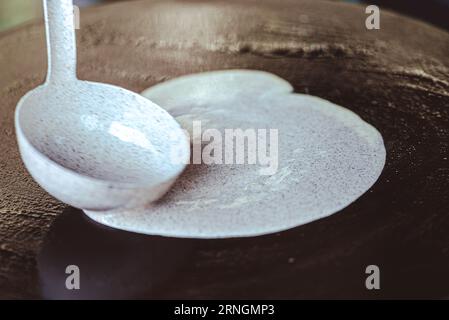 bretonische Galette Buchweizen Crepe mit Zutaten. Buchweizen-Pfannkuchen herstellen Stockfoto
