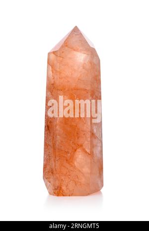 Turm aus rotem hämatoidem Quarz (auch bekannt als Feuerquarz) isoliert auf weißem Hintergrund mit Reflexion. Magischer Heilkristall. Stockfoto