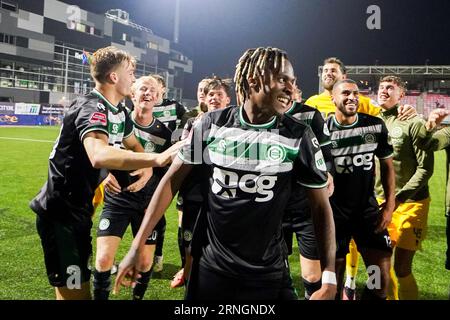 OSS, NIEDERLANDE - 1. SEPTEMBER: Michael Verrips vom FC Groningen, Marco Rente vom FC Groningen, Radinio Balker vom FC Groningen, Marvin Peersman vom FC Groningen, Isak Dybvik Maatta vom FC Groningen, Luciano Valente vom FC Groningen, Johan Hove vom FC Groningen, Leandro Bacuna vom FC Groningen, Paulos Abraham vom FC Groningen, Kevin van Veen vom FC Groningen, Romano Postema vom FC Groningen, Dirk Jan Baron vom FC Groningen, Thijmen Blokzijl vom FC Groningen, Noam Fritz Emeran vom FC Groningen, Daleho Irandust vom FC Groningen, Hidde Jurjus vom FC Groningen, Nordin Musampa vom FC Groningen, Joey Pelupessy vom FC Stockfoto