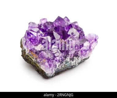 Violette, raue Amethyst-Quarzkristalle, isoliert auf weißem Hintergrund. Magischer Heilkristall. Stockfoto