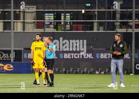 Oss, Niederlande. September 2023. OSS, NIEDERLANDE - 1. SEPTEMBER: Michael Verrips vom FC Groningen interagiert mit dem Schiedsrichter Stan Teuben wegen Publikumsproblemen während des Keuken Kampioen Divisie Matches zwischen TOP Oss und FC Groningen im Frans Heesenstadion am 1. September 2023 in Oss, Niederlande. (Foto: Joris Verwijst/Orange Pictures) Credit: Orange Pics BV/Alamy Live News Stockfoto