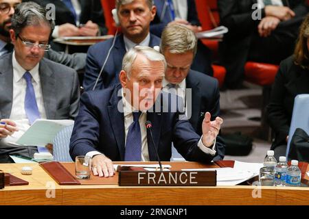 Sitzung des UN-Sicherheitsrats zum Krieg in Syrien (161008) -- VEREINTEN NATIONEN, 8. Oktober 2016 -- der französische Außenminister Jean-Marc Ayrault spricht am 8. Oktober 2016 im UN-Hauptquartier in New York vor einer Sitzung des UN-Sicherheitsrats zu Syrien. Der UN-Sicherheitsrat hat am Samstag keine Resolution zu Syrien verabschiedet, die von Frankreich ausgearbeitet wurde, da Russland sein Veto eingelegt hatte. ) UN-SICHERHEITSRAT-SYRIEN-RESOLUTION LixMuzi PUBLICATIONxNOTxINxCHN Treffen des UN-Sicherheitsrates zum Krieg in Syrien OKT 8 2016 die französischen Außenminister Jean Marc Ayrault sprechen auf einer Tagung des UN-Sicherheitsrates ZU Syrien im Rahmen der UN He Stockfoto