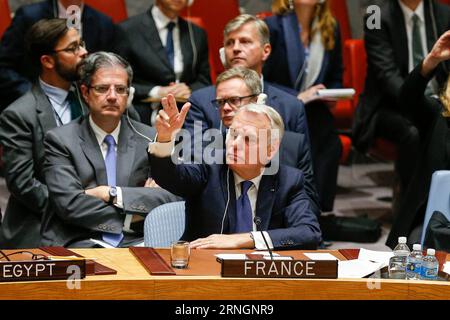 Sitzung des UN-Sicherheitsrats zum Krieg in Syrien (161008) -- VEREINTEN NATIONEN, 8. Oktober 2016 -- französischer Außenminister Jean-Marc Ayrault stimmt für eine von Frankreich verfasste Resolution des UN-Sicherheitsrats zu Syrien am 8. Oktober 2016 im UN-Hauptquartier in New York. Der UN-Sicherheitsrat hat am Samstag keine Resolution zu Syrien verabschiedet, die von Frankreich ausgearbeitet wurde, da Russland sein Veto eingelegt hatte. ) UN-SICHERHEITSRAT-SYRIEN-RESOLUTION LixMuzi PUBLICATIONxNOTxINxCHN Treffen des UN-Sicherheitsrates zum Krieg in Syrien OKT der Vereinten Nationen 8 2016 französische Außenminister Jean Marc Ayrault stimmt für einen französischen Entwurf Stockfoto