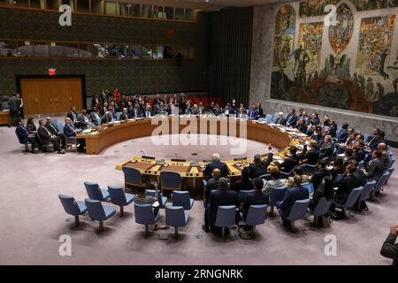 Sitzung des UN-Sicherheitsrats zum Krieg in Syrien (161008) -- VEREINTEN NATIONEN, 8. Oktober 2016 -- Foto aufgenommen am 8. Oktober 2016 zeigt die Abstimmung des UN-Sicherheitsrats über eine von Frankreich verfasste Resolution zu Syrien im UN-Hauptquartier in New York. Der UN-Sicherheitsrat hat am Samstag keine Resolution zu Syrien verabschiedet, die von Frankreich ausgearbeitet wurde, da Russland sein Veto eingelegt hatte. ) UN-SICHERHEITSRAT-SYRIEN-RESOLUTION LixMuzi PUBLICATIONxNOTxINxCHN Sitzung des UN-SICHERHEITSRATS zum Krieg in Syrien OKT 8 2016 die Vereinten Nationen das Foto VOM 8. Oktober 2016 zeigt die Abstimmung des UN-SICHERHEITSRATS ÜBER einen französischen Draff Stockfoto