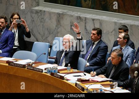 Themen der Woche Bilder des Tages Sitzung des UN-Sicherheitsrats zum Krieg in Syrien (161008) -- VEREINTEN NATIONEN, 8. Oktober 2016 -- Vitaly Churkin(C, Front), Ständiger Vertreter Russlands bei den Vereinten Nationen, stimmt gegen eine von Frankreich verfasste Resolution des UN-Sicherheitsrates zu Syrien im UN-Hauptquartier in New York, 8. Oktober 2016. Der UN-Sicherheitsrat hat am Samstag keine Resolution zu Syrien verabschiedet, die von Frankreich ausgearbeitet wurde, da Russland sein Veto eingelegt hatte. ) UN-SICHERHEITSRAT-SYRIEN-RESOLUTION LixMuzi PUBLICATIONxNOTxINxCHN Themen die Woche Bilder der Tag der Sitzung des UN-Sicherheitsrates für den Krieg in Syrien Uni Stockfoto