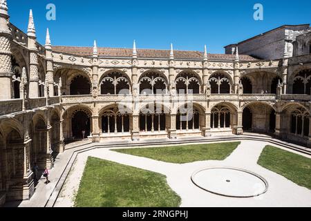 BELEM, Lissabon, Portugal - die eleganten zweistöckigen Kreuzgänge des Mosteiro dos Jeronimos (Jeronimos-Kloster) zeigen den kunstvollen Manuelinarchitektonischen Stil, der in Portugal einzigartig ist. Das Kloster wurde Anfang des 16. Jahrhunderts während der Regierungszeit von König Manuel I. erbaut und zählt zu den bedeutendsten Denkmälern Portugals und wurde 1983 zum UNESCO-Weltkulturerbe erklärt. Das komplizierte Steinwerk zeigt maritime Motive, darunter verdrehte Seile, Meeresbewohner und botanische Elemente, die Portugals Zeitalter der Entdeckung widerspiegeln. Das Kloster war Co Stockfoto