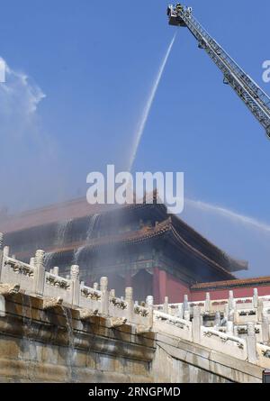 (161010) -- PEKING, 10. Oktober 2016 -- Menschen nehmen an einer Feuerübung Teil, die im Palastmuseum, auch bekannt als Verbotene Stadt, in Peking, Hauptstadt Chinas, 10. Oktober 2016, durchgeführt wird. Etwa 500 Personen aus dem Schlossmuseum und der Feuerwehr nahmen an der Brandübung Teil, mit der die Notfalleinsatzmöglichkeiten verbessert werden sollen. )(wsw) CHINA-PEKING-VERBOTENE STADT-FEUER-BOHRER (CN) JinxLiangkuai PUBLICATIONxNOTxINxCHN Peking OCT 10 2016 Prominente nehmen an einem Feuerbohrer Hero im Palastmuseum Teil, das so bekannt ist als die verbotene Stadt in Peking Hauptstadt von China OCT 10 2016 über 500 Prominente Stockfoto