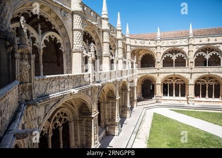 BELEM, Lissabon, Portugal - die eleganten zweistöckigen Kreuzgänge des Mosteiro dos Jeronimos (Jeronimos-Kloster) zeigen den kunstvollen Manuelinarchitektonischen Stil, der in Portugal einzigartig ist. Das Kloster wurde Anfang des 16. Jahrhunderts während der Regierungszeit von König Manuel I. erbaut und zählt zu den bedeutendsten Denkmälern Portugals und wurde 1983 zum UNESCO-Weltkulturerbe erklärt. Das komplizierte Steinwerk zeigt maritime Motive, darunter verdrehte Seile, Meeresbewohner und botanische Elemente, die Portugals Zeitalter der Entdeckung widerspiegeln. Das Kloster war Co Stockfoto