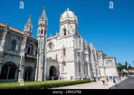 Mosteiro Dos Jeronimos UNESCO-Weltkulturerbe Manuelinische Architektur Lissabon Portugal | BELÉM, Portugal — Das Jerónimos-Kloster (Mosteiro dos Jerónimos) ist eine ikonische Darstellung des Manuelinischen Stils, der besonderen portugiesischen spätgotischen Bauform, deren Markenzeichen virtuose Ornamente aus der Bildwelt des Meeres und der Entdeckungsreisen sind. Der Bau begann 1501–1502, in Auftrag gegeben von König Manuel I. am Ufer von Belém, wo Vasco da Gama vor seiner Reise, die die Seehandelsroute nach Indien eröffnete, Wache gehalten hatte. Größtenteils finanziert durch eine Abgabe auf die Gewinne des Gewürzhandels, wurde der Komplex Stockfoto