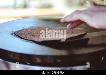 bretonische Galette Buchweizen Crepe mit Zutaten. Buchweizen-Pfannkuchen herstellen Stockfoto