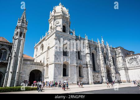 BELEM, Lissabon, Portugal – Mosteiro dos Jeronimos, ein herausragendes architektonisches Wunder in Belem, steht als ikonische Darstellung des manuelinischen Stils. Dieses UNESCO-Weltkulturerbe mit seinen kunstvollen Details und seiner historischen Bedeutung unterstreicht Portugals Erbe der Erkundung. Stockfoto