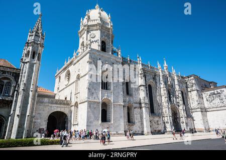 Mosteiro Dos Jeronimos Manueline Architektur Lissabon Portugal | BELÉM, Portugal — Das Jerónimos-Kloster (Mosteiro dos Jerónimos) ist das höchste Monument des Manuelinischen Stils, sein geschnitztes Ornament — Seile, Armillarsphären, das Kreuz des Ordens von Christus, Meereskreaturen und exotische botanische Formen — in dem warmen goldenen Lioz-Kalkstein der Region Lissabon dargestellt und aus der maritimen Bildsprache des Zeitalters der Entdeckungen entnommen. König Manuel I. ließ das Gebäude 1501–1502 am Ufer von Belém errichten, wo Vasco da Gama vor seiner Abreise nach Indien Wache gehalten hatte, und es wurde größtenteils durch eine Le Stockfoto