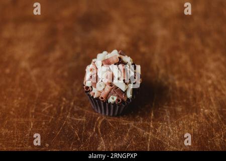 Isoliertes brasilianisches Brigadeiro am Tisch Stockfoto