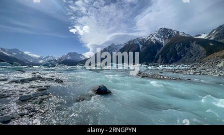 Der Tasmanische Fluss, der aus dem alpinen See rast, hinterlässt viele Eisberge auf der Oberfläche des Sees Stockfoto